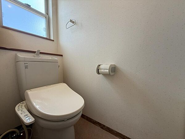 1階・2階それぞれにトイレがあります。夜中に階段の上り下りをしなくても良いのはうれしいですね。