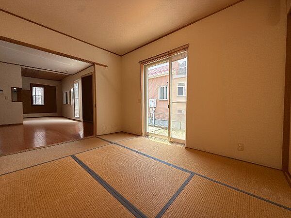 あると嬉しい和室！リビングに隣接しているので広くお使いいただけます！
