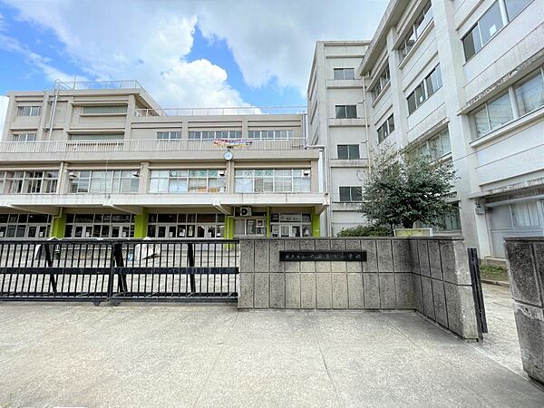 六実第三小学校まで　460m　徒歩約6分●教育目標「自ら学び　心豊かで　たくましい子供の育成」