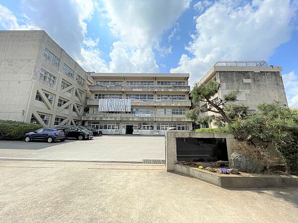 六実中学校まで　1550m　徒歩約20分●教育目標「自ら学び，考え，実践する生徒の育成　（知） 思いやりを持ち，助け合える生徒の育成（徳） 心身を鍛え，正しく行動する生徒の育成（体） 」