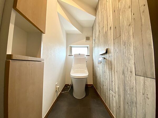 壁厚利用の小物入れがあり、トイレットペーパーなど収納できとても便利です！