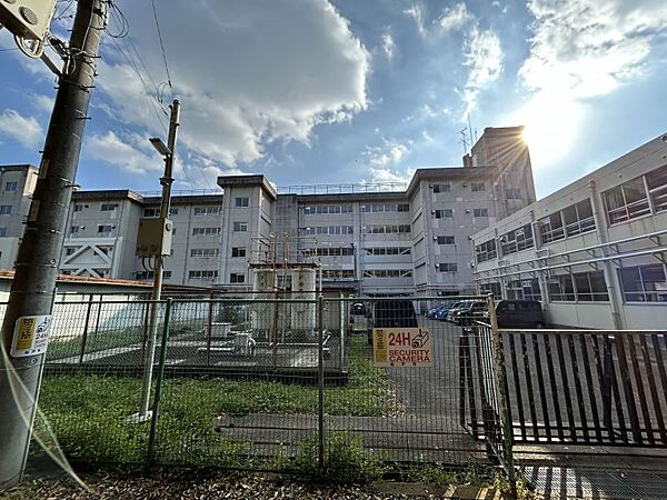 金ケ作中学校まで　851m　徒歩約11分　教育目標「新しい時代を担う知・徳・体・情・意を備えた人間性豊かな生徒の育成」