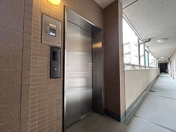 エレベーター。4階のお部屋には欠かせません。まとめ買いした日も安心です。