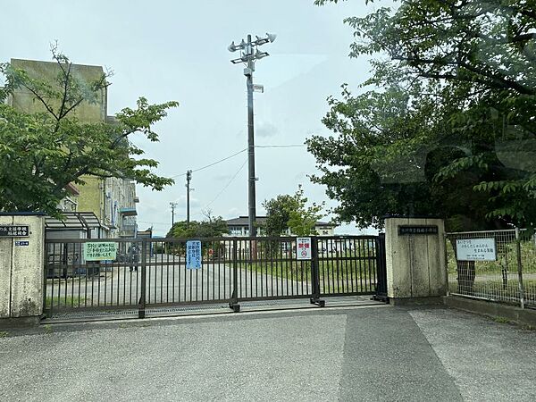 稲越小学校まで　950m　徒歩約12分●教育目標「かしこく，優しく，ねばり強く」～家庭，地域と共にある学校～」
