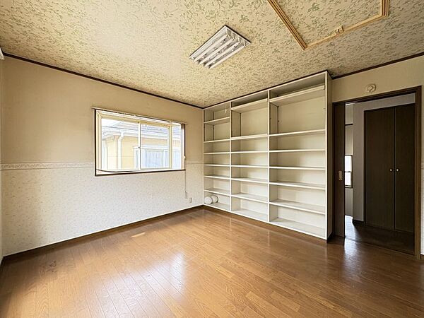 8帖洋室は収納棚付きでゆとりある広さ！主寝室や趣味部屋に最適です♪