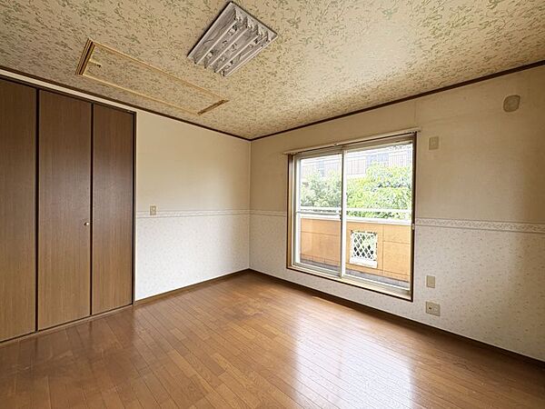 バルコニーに面しており明るいお部屋です！小屋裏収納もあり居室を広く使えます♪