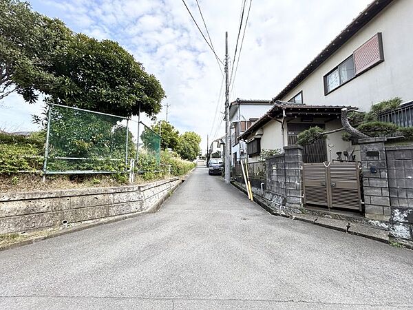 間口も広く前面道路の交通量も多くないので車の出入りも楽々です◎