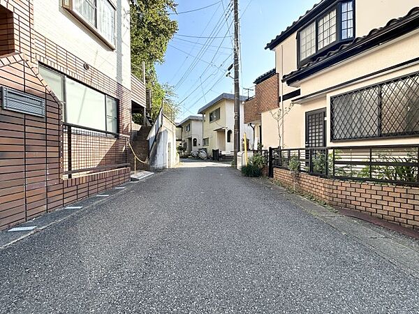 コンビニ・ドラッグストアが徒歩約5分圏内にあり、暮らしやすい環境です。