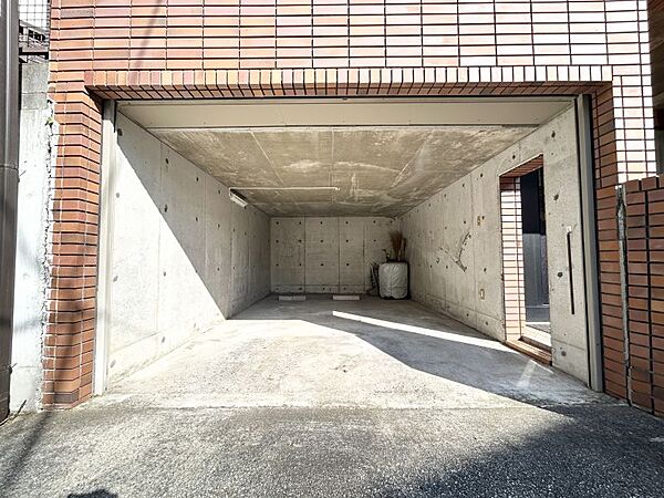 ビルトインガレージ付で大切なお車を雨風から守ります！