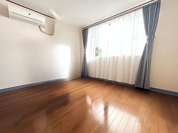 木目のフローリングが暖かみのある室内に。明るい寝室で心地のいい朝を迎えられそう。