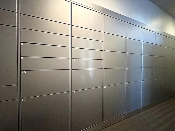 不在時でも荷物を受け取れる宅配ボックス完備！