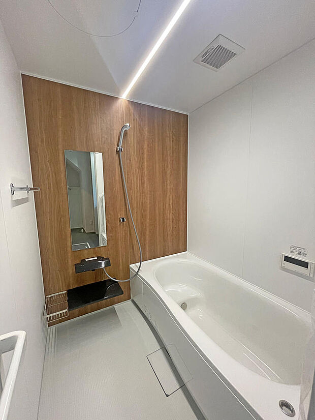 １階ＵＢ：木目調のアクセントパネルとライン照明で、スタイリッシュなお風呂に。