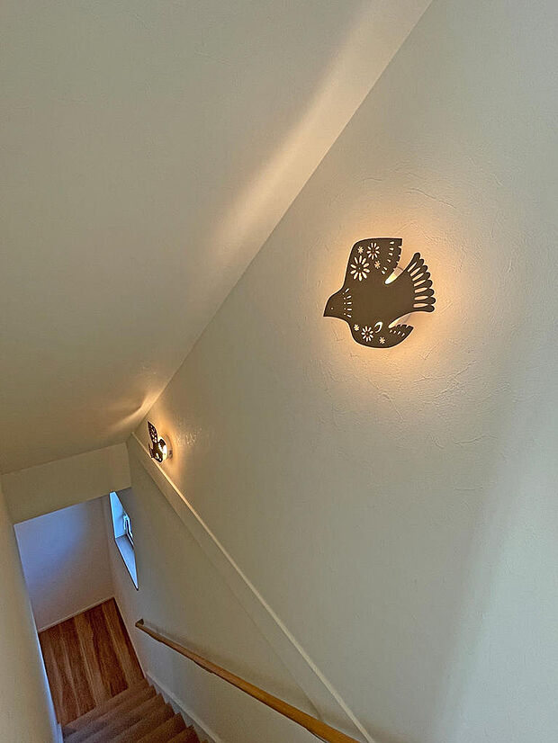 階段の照明：ＷＣのアクセントクロスから飛んできた様な小鳥の間接照明