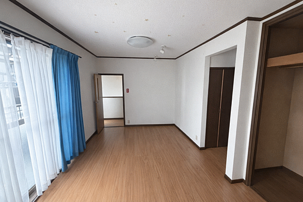 2階洋室　南向きバルコニーで日当たりも良く２方向からの出入りが可能です。