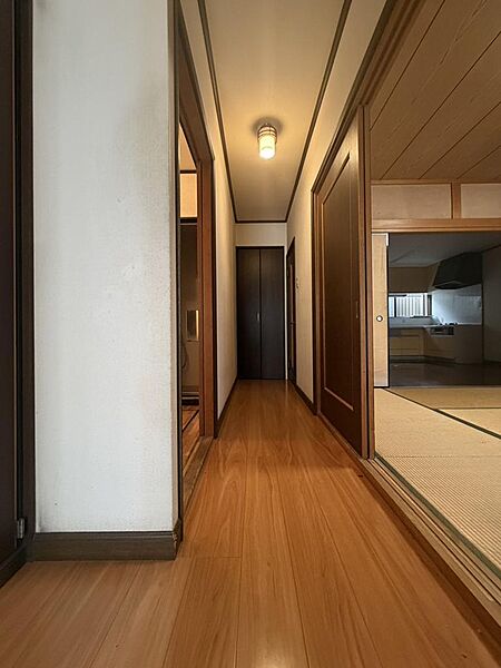 １階廊下　ゆったりとした廊下になっております。