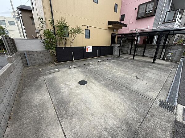 駐車場　駐車３台可能です。BBQやお子さんのプールなどに十分な広さが御座います。3台駐車可能だから、家族みんなの帰宅ラッシュも安心。二世帯暮らしの強い味方
