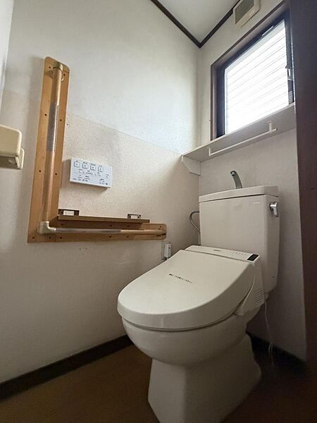 一階トイレ　手摺・棚がついており高齢者さんにも安心してご利用できます。