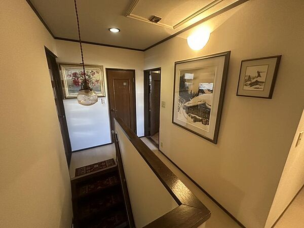 3階廊下　ゆったりとした廊下になっており天井には屋根裏収納が付いております。