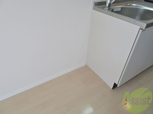 画像21: キッチンのすぐ横に冷蔵庫が置けるようになっています。