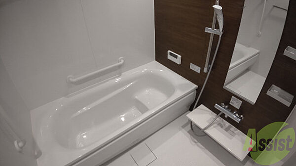 画像4:広い浴槽スペースに小物を置ける棚があるのは良さそうですね。