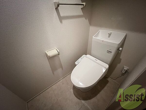 画像11:トイレは温水洗浄便座です。思わず長居してしまいそうです。