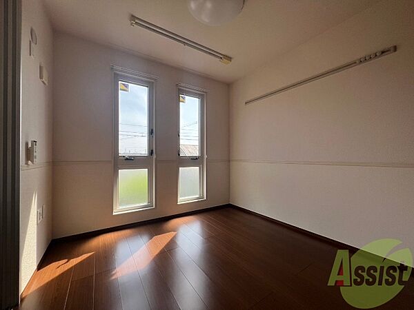 画像24:窓からしっかり日差しも入り明るさもある洋室です。