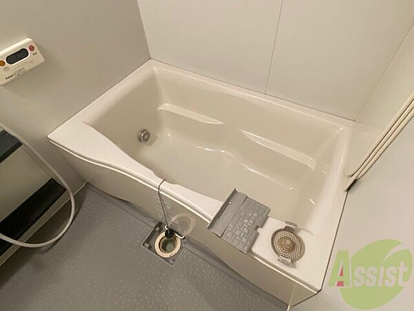 画像4:お風呂はとても広く、足をしっかりと伸ばせそうです。