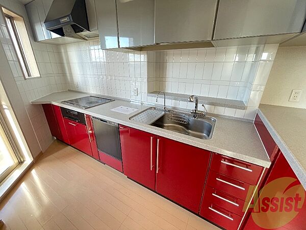 画像5:赤を基調としたキッチンは調理スペースも広く使いやすいです