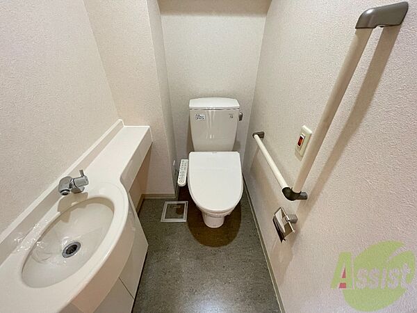 画像11:トイレはシャワートイレで洗面台がついております