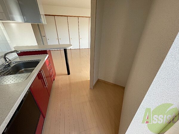 画像21:キッチン後ろに冷蔵庫置場があり場所を取りません