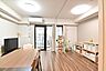 リビング/ダイニング：洋室との建具を開けると広々したLDKとしても使えます