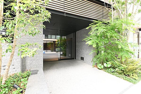 エントランス前には樹木があり、都会の中にありながら、ぬくもりが感じられる外観です。
