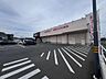 周辺：〈ドラッグストアコスモス 下野祇園店〉医薬品・化粧品・雑貨・食品・酒類を幅広く取り扱い、低価格で豊富な品揃えが魅力。