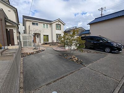 外観:敷地面積約97.33坪。間口約13mあり普通車が3台以上並列に駐車できます。 外観:敷地面積約97.33坪。間口約13mあり普通車が3台以上並列に駐車できます。