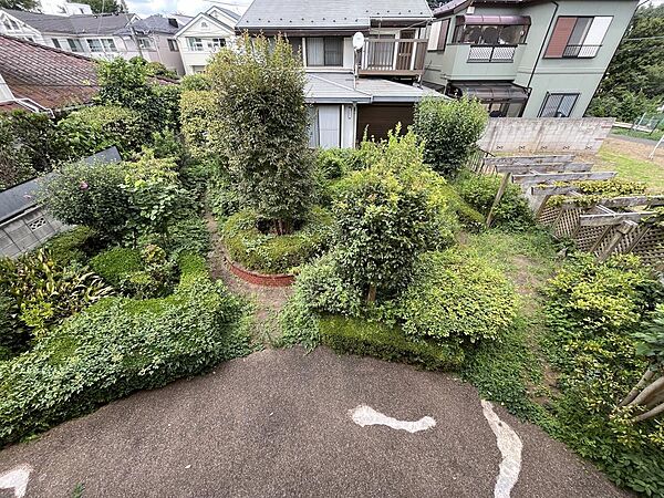 ２階廊下からみた北側の英国風庭園