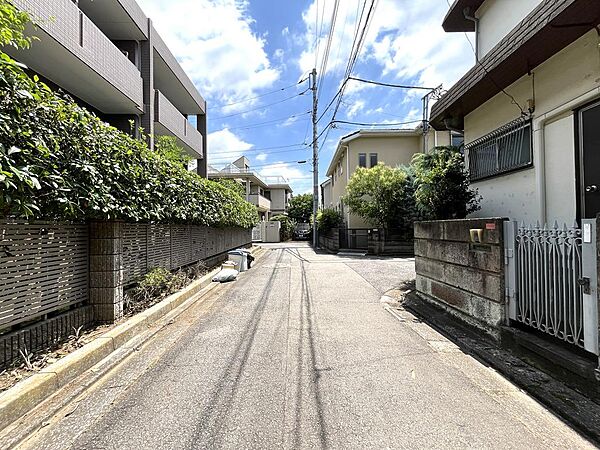 北側公道の街並み