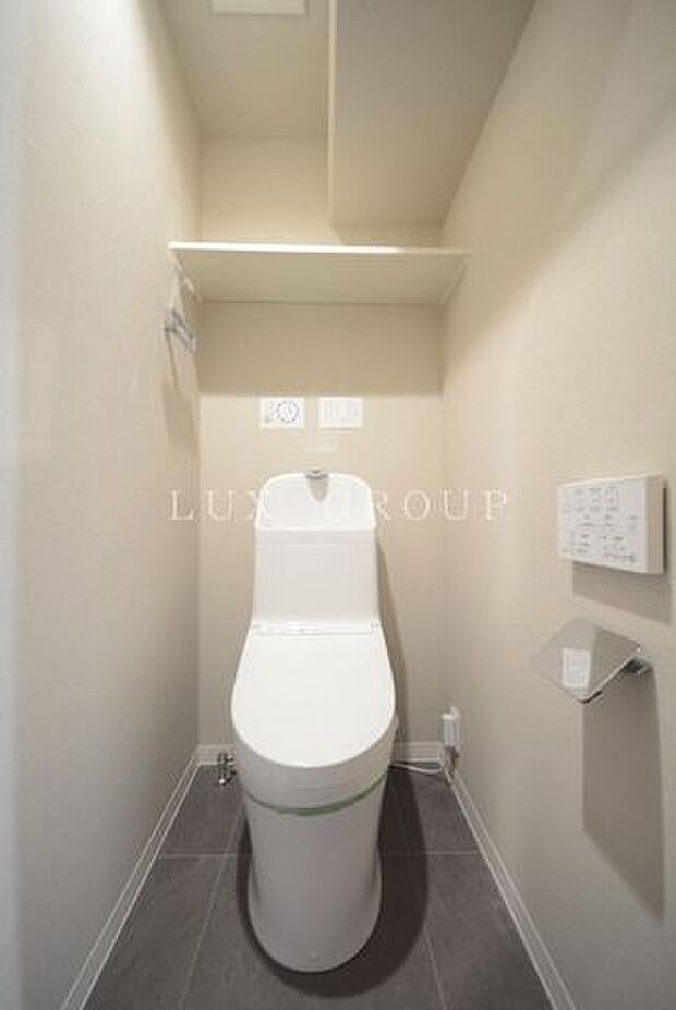 掃除道具やトイレットペーパーを上部に収納できる空間を活かしたトイレ。