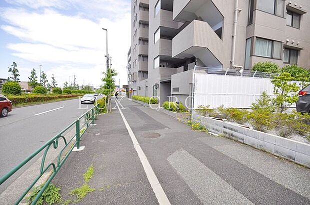 京王相模原線『南大沢』駅徒歩10分の好立地。歩道はスペースを確保され、整備も整っています。