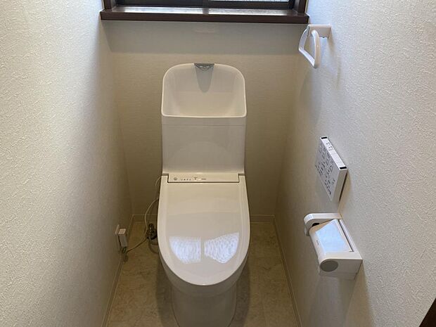 【1階トイレ】新しく洗浄便座付きのトイレに交換しています。