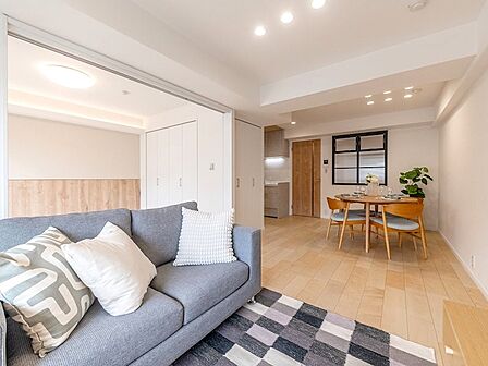 木の温もりを感じる明るいフローリング。家具の配置がしやすい綺麗な縦長リビングです。※家具・調度品等は、販売価格に含まれません。
