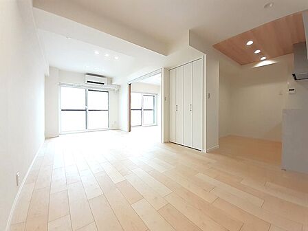 キッチンからリビング全体が見渡せる安心のデザイン。家族との会話も弾みます♪