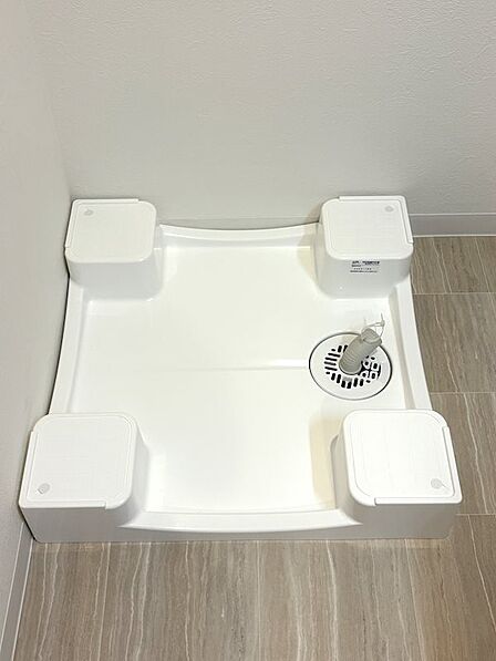 洗面室には清潔感のある洗濯機置場を完備。日常の家事をスムーズにしてくれる快適設備です。