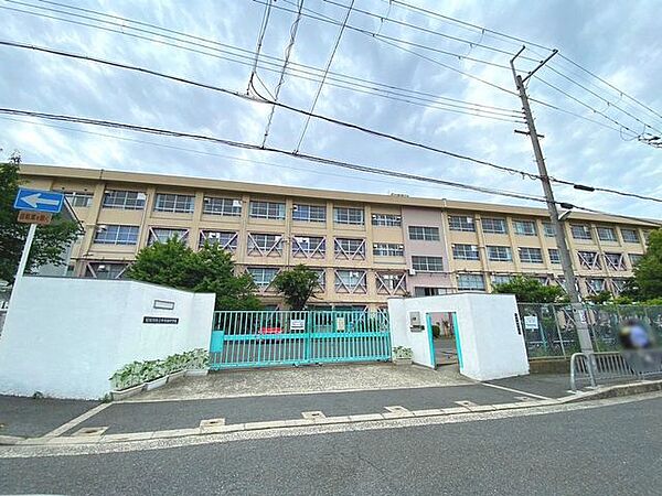 寝屋川市立中木田中学校 650m