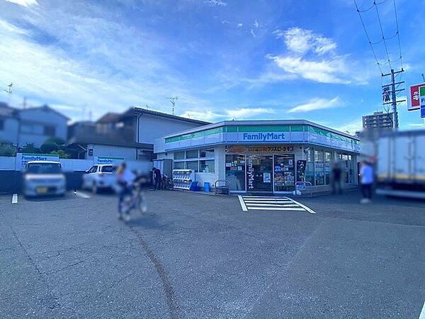 ファミリーマート寝屋川初町店 1100m
