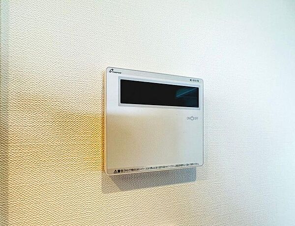 【施工例】足元からやさしく暖める床暖房を設置。空気を乾燥させにくく、ホコリも舞い上がりにくいため、小さなお子さまやご高齢の方にも快適。冬でも家族みんなが心地よく過ごせる住まいです。