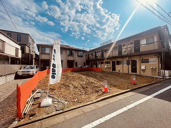 学区内の小学校まで徒歩2分と近く、お子さまの通学も安心。周辺には公園や生活施設も揃い、日々の暮らしを支える環境が整っています。子育て世帯にうれしい、安心で快適な住環境が魅力です。