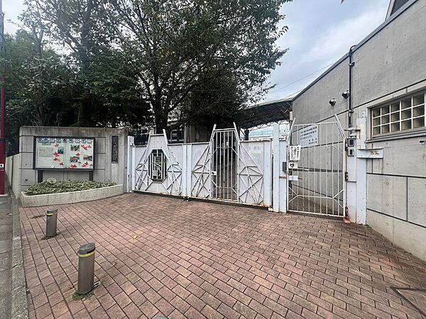 豊島区立長崎小学校：徒歩2分（110ｍ）