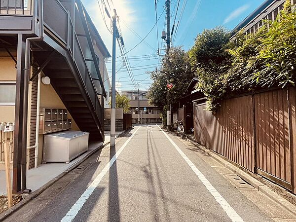 見通しの良い前面道路に面しており、車の出し入れや運転もスムーズに行えます。交通量も比較的落ち着いており、小さなお子さまがいるご家庭にも安心の住環境。日々の移動が快適に行える魅力ある立地です。