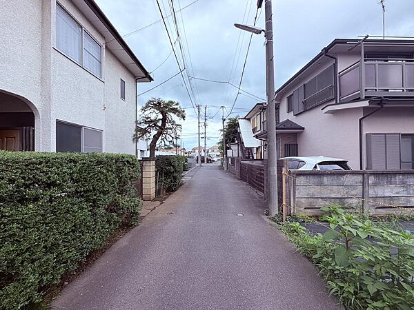 落ち着いた住宅街の一角に佇む、穏やかな住環境が魅力の立地。喧騒から離れた心地よい街並みの中で、家族との時間を大切にしながら、ゆったりと快適な暮らしを楽しめます。