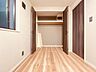 洋室：【施工例】住空間をすっきり保てる、豊富な収納スペースを確保。衣類や日用品などを整理しながら収納でき、お部屋を広々と使えます。暮らしに合わせて活用できる、使い勝手の良い収納です。